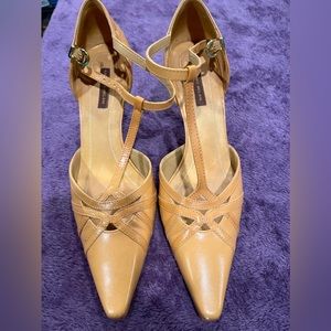 Antonio Melani woman’s tan size 7 heeled sandal